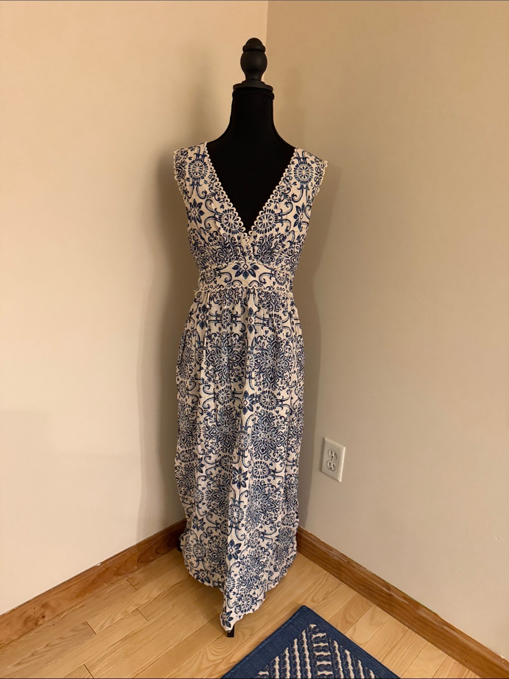 Dress ForumSleeveless White and Blue V-Neck Maxi Dress, like new, size medium
